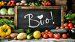 Regionaler Bioladen / Bauernmarkt, Supermarkt, einkaufen, vegetarisch, vegan Essen Hintergrund - Kreidetafel Tafel mit dem Text 