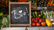 Regionaler Bioladen / Bauernmarkt, Supermarkt, einkaufen, vegetarisch, vegan Essen Hintergrund - Kreidetafel Tafel mit dem Text 