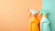 Ökologische Reinigungsmittel in Sprühflaschen, Draufsicht auf umweltfreundliche Putzmittel in Pastellfarben, Frühjahrsputz Hintergrund
