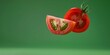 Tomate maduro cortado a la mitad sobre fondo verde, delicioso tomate fresco 