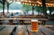 Ein Bier in einem Bierkrug auf dem Tisch in einem Biergarten 