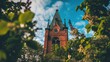Der Kirchturm einer Kirche umrahmt von Pflanzen 