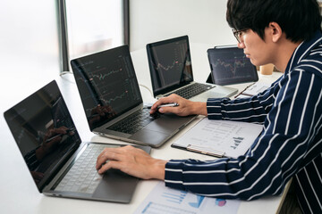 Aufkleber - Business man trader using laptop to checking stock market online and looking statistics graph on laptop to analyze