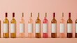 Na różowym tle ustawiona jest rząd butelek wina z pustymi etykietami. Butelki są ułożone równomiernie, tworząc elegancki i kolorowy obraz.