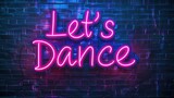 Neonowa tablica oświetlona słowami Lets Dance na tle ciemnej ściany.