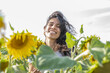 Jeune femme souriante dans un champs de tournesols