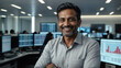 Bellissimo uomo di 40 anni di origini indiane in un ufficio finanziario con vestito elegante	davanti ai monitor con l'andamento del mercato azionario