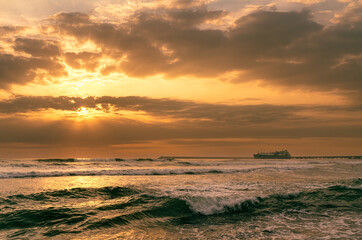 hermoso atardecer en la playa Grecia - perú