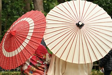 Poster - Japanese umbrellas are made of Japanese paper, bamboo, etc. It goes well with kimono, and you can enjoy the sound of rain and the scent of an umbrella.
