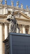 Statua intera di San Pietro davanti alla basilica di San Pietro in Vaticano, Roma