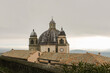 Cupola e campanili con orologio della chiesa di Santa Margherita a Montefiascone con cielo nuvoloso