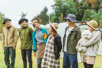 Wall Mural - アウトドア系の遊び・登山・キャンプをする男女のキャンパー
