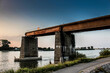Alte Nato Brücke ragt mit ihren Resten noch über einen Fluss