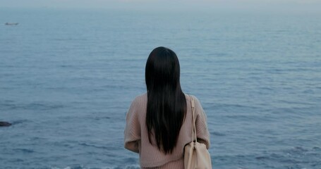 Canvas Print - Woman look at the sea