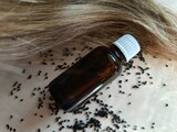 Fototapeta  - Olej z czarnuszki na włosy w szklanej butelce