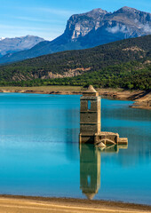 Canvas Print - Clocher immergé de l'église de l'ancien village de Mediano sur la rivière pyrénéenne Cinca en Aragon, Espagne