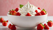 Un délicieux dessert fait avec une onctueuse crème chantilly et des fraises dans un bol posé sur un fond rose clair
