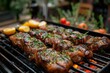 Fleisch auf einem Grill, Menschen im Hintergrund, Barbecue und Grillparty