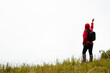 © Yoel Garay - Explorando el invierno Chica con mochila y chompa rojo disfrutando del paisaje campestre bajo un cielo nublado,turista viajero,estilo de vida