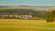 schönes  Panorama im Schwarzwald mit Neubaugebiet umrahmt vom Wald und grünen sonnigen Wiesen