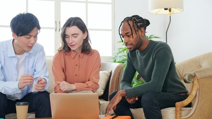 Aufkleber - カジュアルなロビーでノートパソコンを見る多国籍の人々