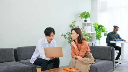 Aufkleber - ロビーでノートパソコンを見ながら会話する多国籍の人々