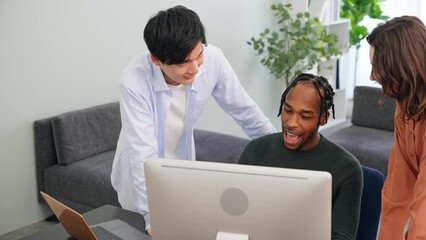 Aufkleber - オフィスでパソコンを見ながら会話する多国籍の人々
