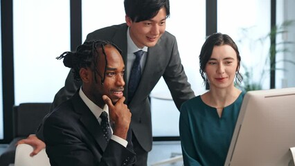 Poster - オフィスでパソコンを見ながら会話する多国籍ビジネスパーソンのグループ