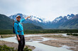 Hombre turista descubriendo los paisajes que ofrece El Chalten, en la Patagonia Argentina	