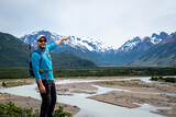 Fototapeta  - Hombre turista descubriendo los paisajes que ofrece El Chalten, en la Patagonia Argentina	