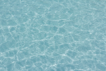  The light reflects blue in the water in the swimming pool. It looks fresh and lively, suitable for use as a wallpaper.