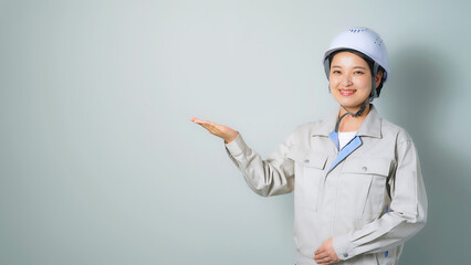 Aufkleber - 案内する作業服を着た女性