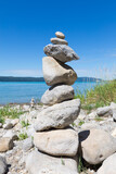 Fototapeta Do pokoju - Gestapelte Steine in Balance am Bodenseeufer, Deutschland