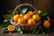 Frische Orangen mit Blättern im Korb auf altem Holztisch