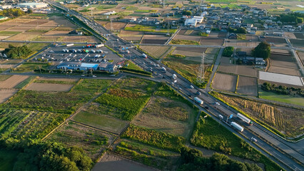 Poster - 田園を走る道路のドローン空撮