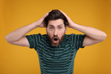 Canvas Print - Portrait of surprised man on yellow background