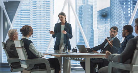 Aufkleber - Caucasian Female Entrepreneur Talks On Board Of Directors Meeting In Corporate Office. Diverse Investors Listening And Discussing With Confident Businesswoman Growth Strategy For Consulting Company.