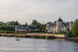 Río Neva y antiguo Palacio, cerca de la ciudad de San Petersburgo en Rusia, al atardecer