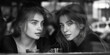 Zwei Frauen, die in einem Café in Paris sitzen
