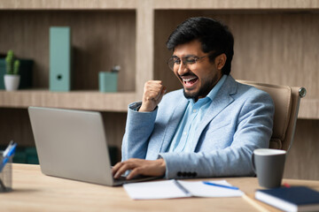 Aufkleber - Excited Indian Businessman At Laptop Celebrating Victory In Office Interior