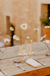 Décoration minimaliste de fleurs blanches sur la table de mariage