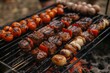Fleisch auf einem Grill, Menschen im Hintergrund, Barbecue und Grillparty