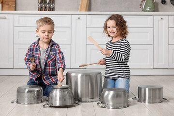 Poster - Little children pretending to play drums on pots in kitchen