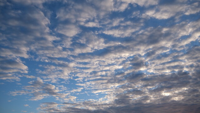 空を流れる雲