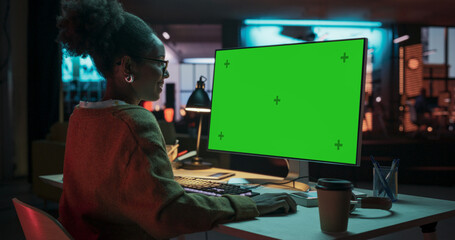 Aufkleber - Over the Shoulder: African Female Specialist Working on Computer with Chroma Key Display at Creative Agency. Young Woman Sitting at Her Desk Using Desktop Computer with Mock-up Green Screen