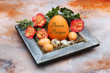 Biglietto d'auguri Buona Pasqua: Uovo di Pasqua con la scritta Buona Pasqua con fiori.