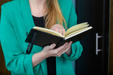 Fototapeta  - Młoda dziewczyna uczy się z książki, powtarza materiał przed egzaminem
