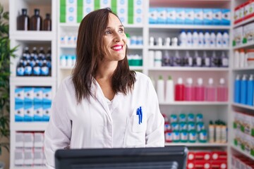 Poster - Middle age brunette woman working at pharmacy drugstore smiling looking to the side and staring away thinking.