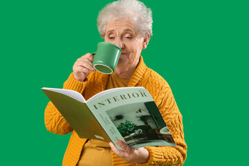 Poster - Senior woman with magazine drinking tea on green background