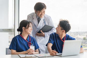 Poster - 医局で打ち合わせ・ミーティング・勉強する男女の医師・医者・研修医・看護師・医療従事者・技師
